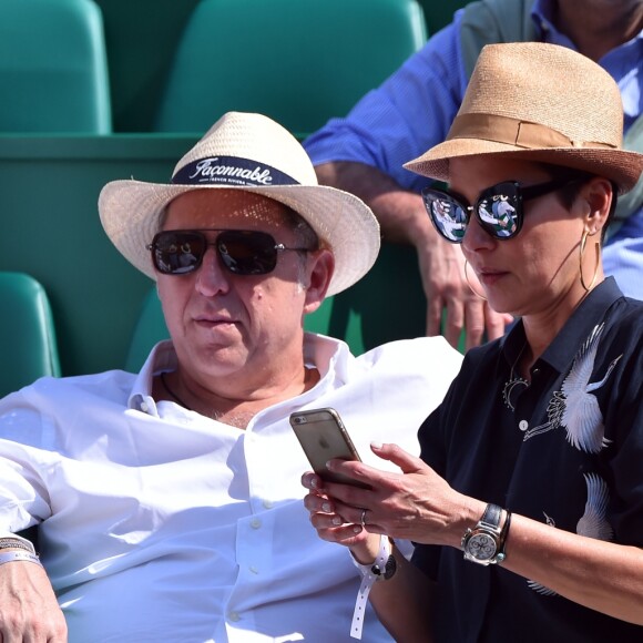 Cristina Cordula et son compagnon Frédéric Cassin assistent à la victoire de N. Djokovic sur G. Simon lors du Monte Carlo Rolex Masters 2017 sur le court Rainier III du Monte Carlo Country Club à Roquebrune-Cap-Martin, le 18 avril 2017.