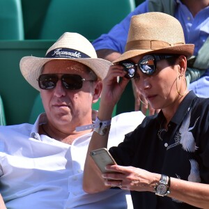 Cristina Cordula et son compagnon Frédéric Cassin assistent à la victoire de N. Djokovic sur G. Simon lors du Monte Carlo Rolex Masters 2017 sur le court Rainier III du Monte Carlo Country Club à Roquebrune-Cap-Martin, le 18 avril 2017.