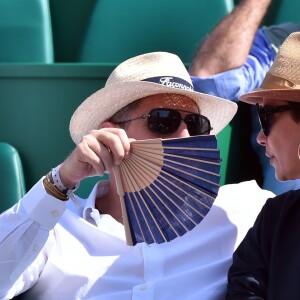 Cristina Cordula et son compagnon Frédéric Cassin assistent à la victoire de N. Djokovic sur G. Simon lors du Monte Carlo Rolex Masters 2017 sur le court Rainier III du Monte Carlo Country Club à Roquebrune-Cap-Martin, le 18 avril 2017.