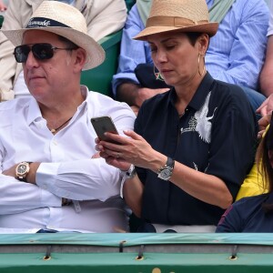 Cristina Cordula et son compagnon Frédéric Cassin assistent à la victoire de N. Djokovic sur G. Simon lors du Monte Carlo Rolex Masters 2017 sur le court Rainier III du Monte Carlo Country Club à Roquebrune-Cap-Martin, le 18 avril 2017.