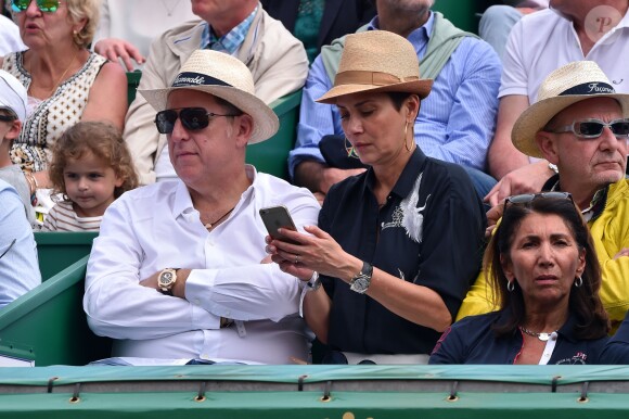 Cristina Cordula et son compagnon Frédéric Cassin assistent à la victoire de N. Djokovic sur G. Simon lors du Monte Carlo Rolex Masters 2017 sur le court Rainier III du Monte Carlo Country Club à Roquebrune-Cap-Martin, le 18 avril 2017.