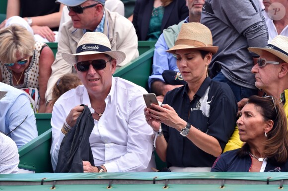 Cristina Cordula et son compagnon Frédéric Cassin assistent à la victoire de N. Djokovic sur G. Simon lors du Monte Carlo Rolex Masters 2017 sur le court Rainier III du Monte Carlo Country Club à Roquebrune-Cap-Martin, le 18 avril 2017.