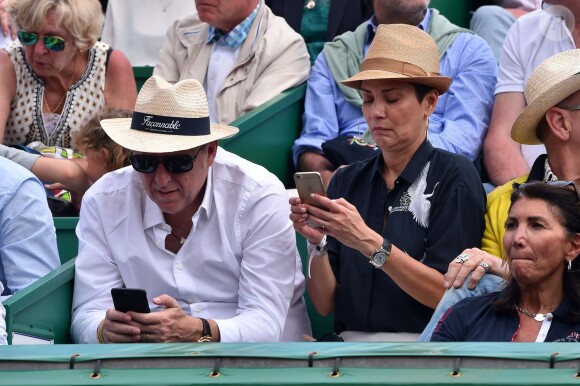 Cristina Cordula et son compagnon Frédéric Cassin assistent à la victoire de N. Djokovic sur G. Simon lors du Monte Carlo Rolex Masters 2017 sur le court Rainier III du Monte Carlo Country Club à Roquebrune-Cap-Martin, le 18 avril 2017.