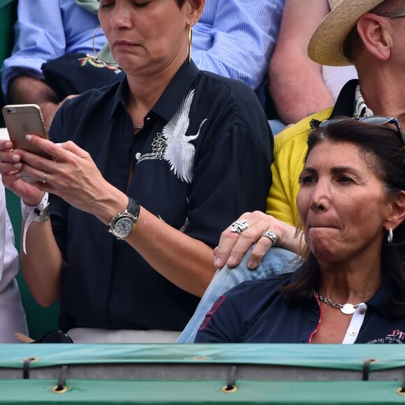 Cristina Cordula et son compagnon Frédéric Cassin assistent à la victoire de N. Djokovic sur G. Simon lors du Monte Carlo Rolex Masters 2017 sur le court Rainier III du Monte Carlo Country Club à Roquebrune-Cap-Martin, le 18 avril 2017.