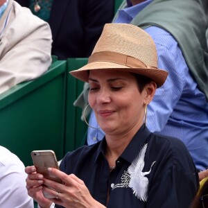 Cristina Cordula et son compagnon Frédéric Cassin assistent à la victoire de N. Djokovic sur G. Simon lors du Monte Carlo Rolex Masters 2017 sur le court Rainier III du Monte Carlo Country Club à Roquebrune-Cap-Martin, le 18 avril 2017.