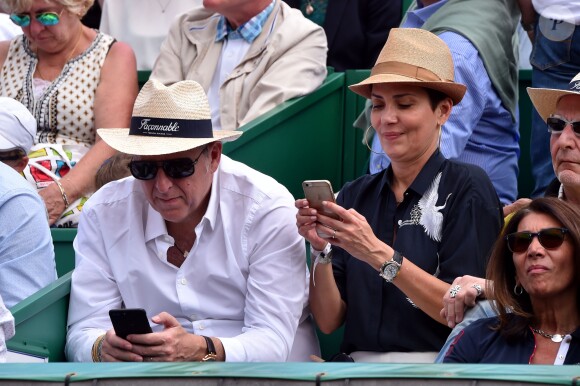 Cristina Cordula et son compagnon Frédéric Cassin assistent à la victoire de N. Djokovic sur G. Simon lors du Monte Carlo Rolex Masters 2017 sur le court Rainier III du Monte Carlo Country Club à Roquebrune-Cap-Martin, le 18 avril 2017.