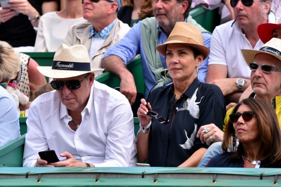 Cristina Cordula et son compagnon Frédéric Cassin assistent à la victoire de N. Djokovic sur G. Simon lors du Monte Carlo Rolex Masters 2017 sur le court Rainier III du Monte Carlo Country Club à Roquebrune-Cap-Martin, le 18 avril 2017.