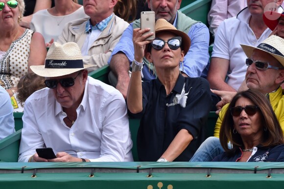 Cristina Cordula et son compagnon Frédéric Cassin assistent à la victoire de N. Djokovic sur G. Simon lors du Monte Carlo Rolex Masters 2017 sur le court Rainier III du Monte Carlo Country Club à Roquebrune-Cap-Martin, le 18 avril 2017.
