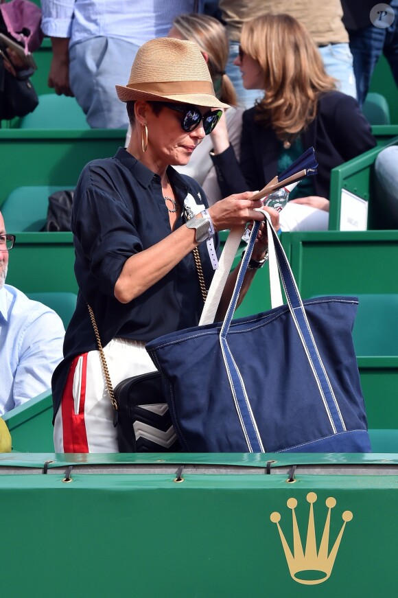 Cristina Cordula et son compagnon Frédéric Cassin assistent à la victoire de N. Djokovic sur G. Simon lors du Monte Carlo Rolex Masters 2017 sur le court Rainier III du Monte Carlo Country Club à Roquebrune-Cap-Martin, le 18 avril 2017.