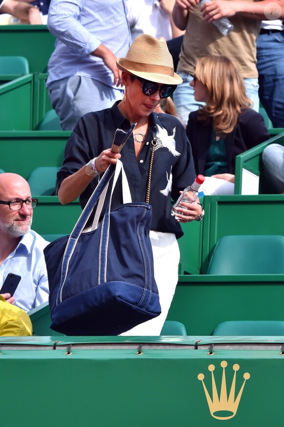 Cristina Cordula et son compagnon Frédéric Cassin assistent à la victoire de N. Djokovic sur G. Simon lors du Monte Carlo Rolex Masters 2017 sur le court Rainier III du Monte Carlo Country Club à Roquebrune-Cap-Martin, le 18 avril 2017.