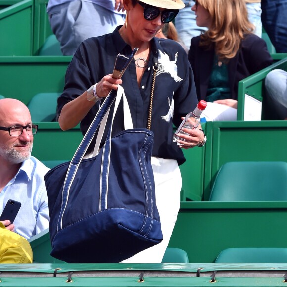 Cristina Cordula et son compagnon Frédéric Cassin assistent à la victoire de N. Djokovic sur G. Simon lors du Monte Carlo Rolex Masters 2017 sur le court Rainier III du Monte Carlo Country Club à Roquebrune-Cap-Martin, le 18 avril 2017.