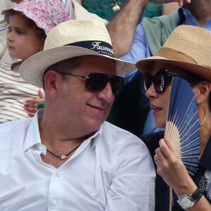 Cristina Cordula et son compagnon Frédéric Cassin assistent à la victoire de N. Djokovic sur G. Simon lors du Monte Carlo Rolex Masters 2017 sur le court Rainier III du Monte Carlo Country Club à Roquebrune-Cap-Martin, le 18 avril 2017.