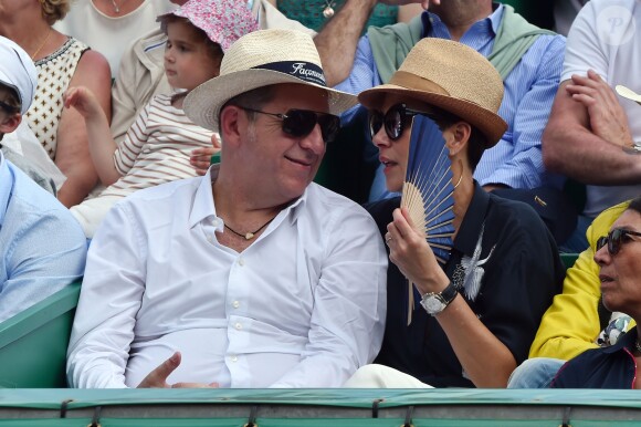 Cristina Cordula et son compagnon Frédéric Cassin assistent à la victoire de N. Djokovic sur G. Simon lors du Monte Carlo Rolex Masters 2017 sur le court Rainier III du Monte Carlo Country Club à Roquebrune-Cap-Martin, le 18 avril 2017.