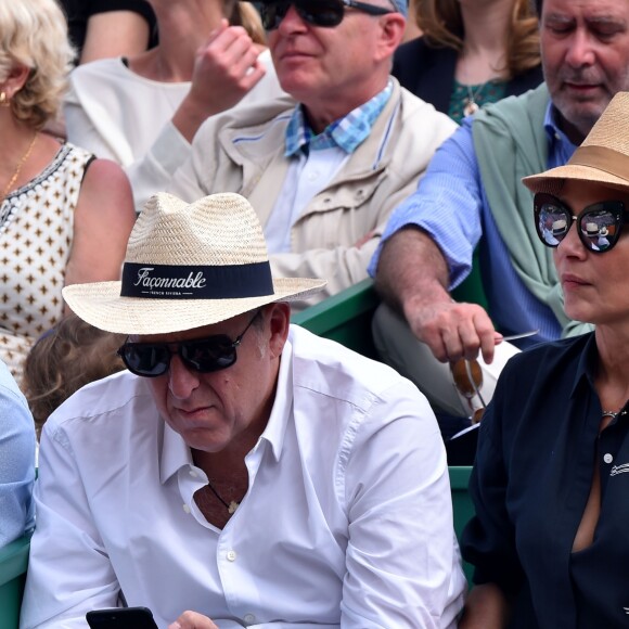 Cristina Cordula et son compagnon Frédéric Cassin assistent à la victoire de N. Djokovic sur G. Simon lors du Monte Carlo Rolex Masters 2017 sur le court Rainier III du Monte Carlo Country Club à Roquebrune-Cap-Martin, le 18 avril 2017.