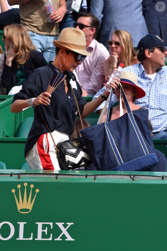 Cristina Cordula et son compagnon Frédéric Cassin assistent à la victoire de N. Djokovic sur G. Simon lors du Monte Carlo Rolex Masters 2017 sur le court Rainier III du Monte Carlo Country Club à Roquebrune-Cap-Martin, le 18 avril 2017.