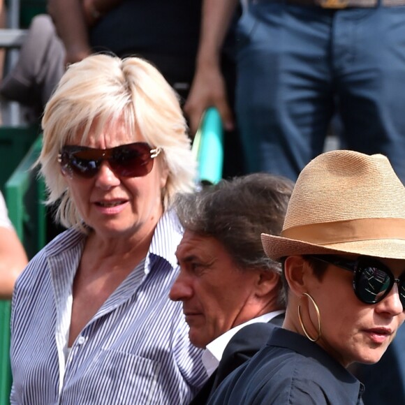 Cristina Cordula et son compagnon Frédéric Cassin assistent à la victoire de N. Djokovic sur G. Simon lors du Monte Carlo Rolex Masters 2017 sur le court Rainier III du Monte Carlo Country Club à Roquebrune-Cap-Martin, le 18 avril 2017.