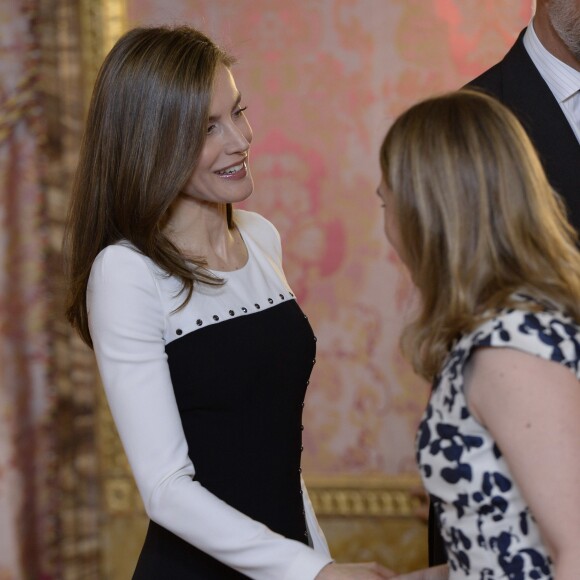 Letizia d'Espagne présidait avec son mari le roi Felipe VI au déjeuner offert au palais royal à Madrid le 19 avril 2017 en l'honneur du prix de littérature Miguel de Cervantes 2016, attribué à Eduardo Mendoza.