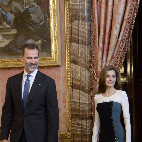 Letizia d'Espagne présidait avec son mari le roi Felipe VI au déjeuner offert au palais royal à Madrid le 19 avril 2017 en l'honneur du prix de littérature Miguel de Cervantes 2016, attribué à Eduardo Mendoza.