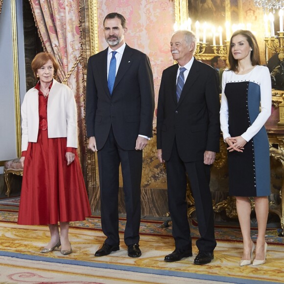 Letizia d'Espagne présidait avec son mari le roi Felipe VI au déjeuner offert au palais royal à Madrid le 19 avril 2017 en l'honneur du prix de littérature Miguel de Cervantes 2016, attribué à Eduardo Mendoza.