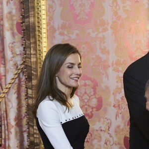 Letizia d'Espagne présidait avec son mari le roi Felipe VI au déjeuner offert au palais royal à Madrid le 19 avril 2017 en l'honneur du prix de littérature Miguel de Cervantes 2016, attribué à Eduardo Mendoza.