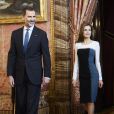  Letizia d'Espagne présidait avec son mari le roi Felipe VI au déjeuner offert au palais royal à Madrid le 19 avril 2017 en l'honneur du prix de littérature Miguel de Cervantes 2016, attribué à Eduardo Mendoza. 