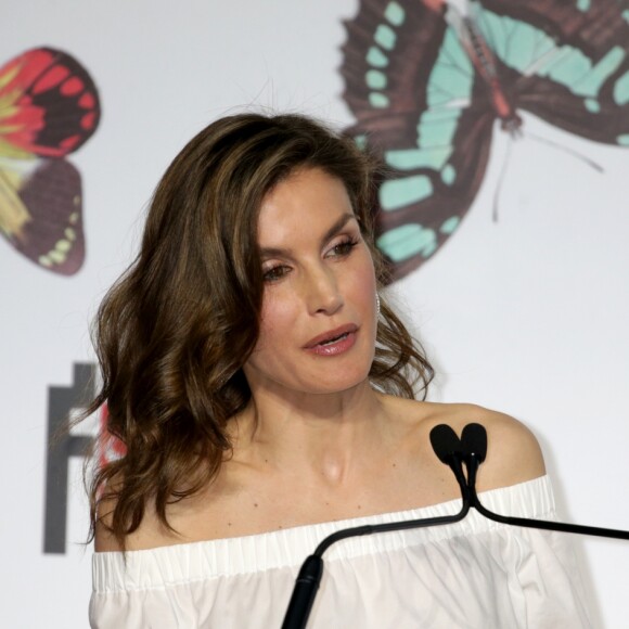 La reine Letizia d'Espagne assiste à la cérémonie de remise des prix de littérature "El Barco de Vapor" et "Gran Angular" à la Casa de Correos à Madrid, Espagne, le 18 avril 2017.