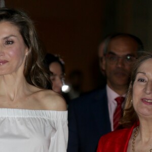 La reine Letizia d'Espagne assiste à la cérémonie de remise des prix de littérature "El Barco de Vapor" et "Gran Angular" à la Casa de Correos à Madrid, Espagne, le 18 avril 2017.