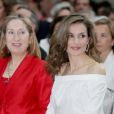 La reine Letizia d'Espagne assiste à la cérémonie de remise des prix de littérature "El Barco de Vapor" et "Gran Angular" à la Casa de Correos à Madrid, Espagne, le 18 avril 2017.