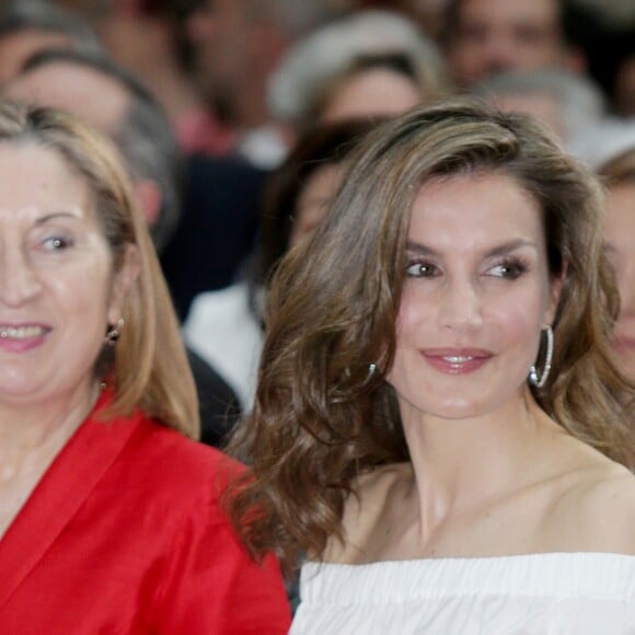 La reine Letizia d'Espagne assiste à la cérémonie de remise des prix de littérature "El Barco de Vapor" et "Gran Angular" à la Casa de Correos à Madrid, Espagne, le 18 avril 2017.