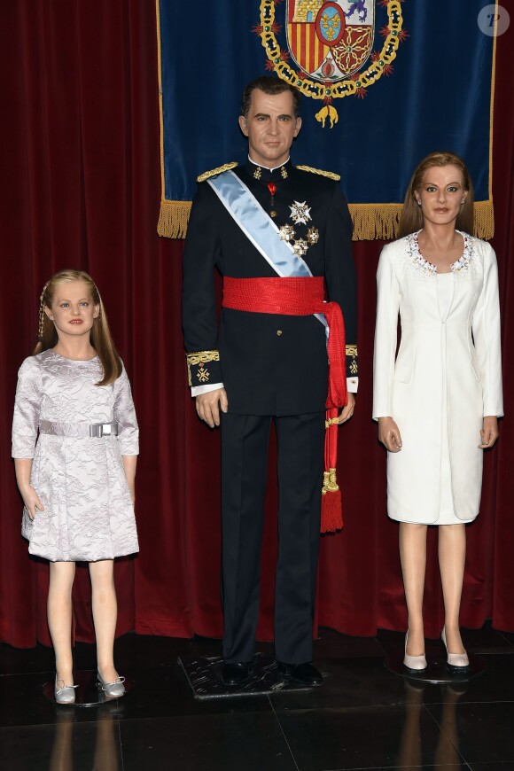 Statues de cire de Felipe et Letizia d'Espagne et la princesse Leonor des Asturies au Musée de cire de Madrid en octobre 2014.