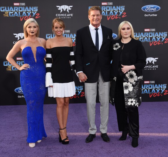 David Hasselhoff avec sa compagne Hayley Roberts et ses filles Taylor et Hayley - Avant-première des Gardiens de la galaxie 2 à Los Angeles, le 19 avril 2017.