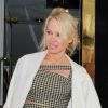 Exclusif - Pamela Anderson est allée rendre visite à son supposé compagnon Julian Assange à l'ambassade d'Equateur à Londres. Le 2 avril 2017