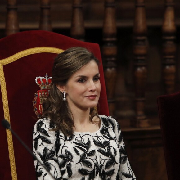 Le roi Felipe VI et la reine Letizia d'Espagne présidaient à la cérémonie du prix Cervantes à l'université d'Alcala de Henares, le 20 avril 2017.