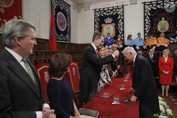 Le roi Felipe VI et la reine Letizia d'Espagne présidaient à la cérémonie du prix Cervantes à l'université d'Alcala de Henares, le 20 avril 2017.