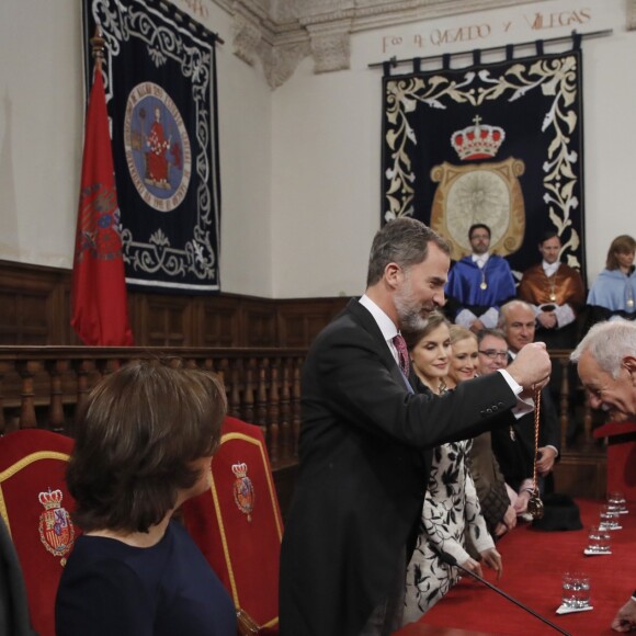 Le roi Felipe VI et la reine Letizia d'Espagne présidaient à la cérémonie du prix Cervantes à l'université d'Alcala de Henares, le 20 avril 2017.