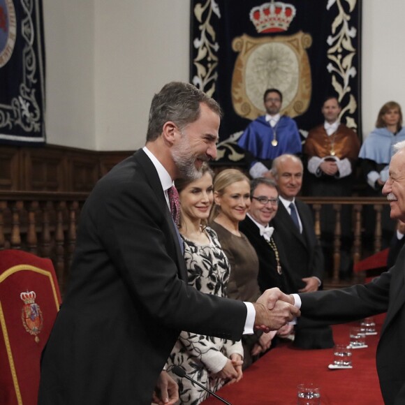 Le roi Felipe VI et la reine Letizia d'Espagne présidaient à la cérémonie du prix Cervantes à l'université d'Alcala de Henares, le 20 avril 2017.