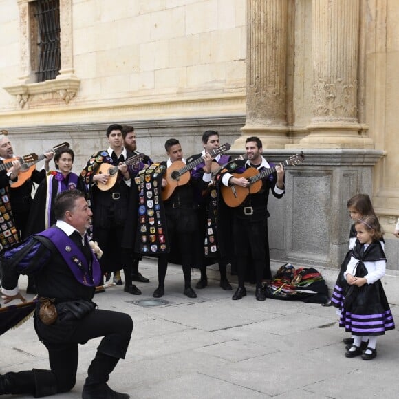 Le roi Felipe VI et la reine Letizia d'Espagne présidaient à la cérémonie du prix Cervantes à l'université d'Alcala de Henares, le 20 avril 2017.