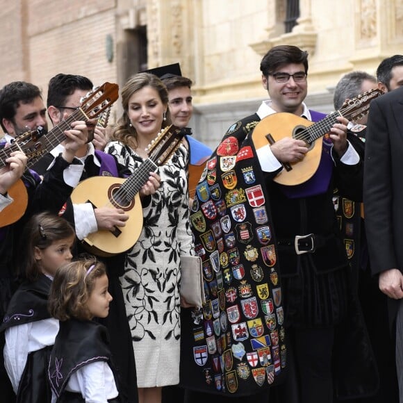 Le roi Felipe VI et la reine Letizia d'Espagne présidaient à la cérémonie du prix Cervantes à l'université d'Alcala de Henares, le 20 avril 2017.