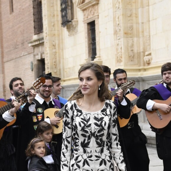 Le roi Felipe VI et la reine Letizia d'Espagne présidaient à la cérémonie du prix Cervantes à l'université d'Alcala de Henares, le 20 avril 2017.