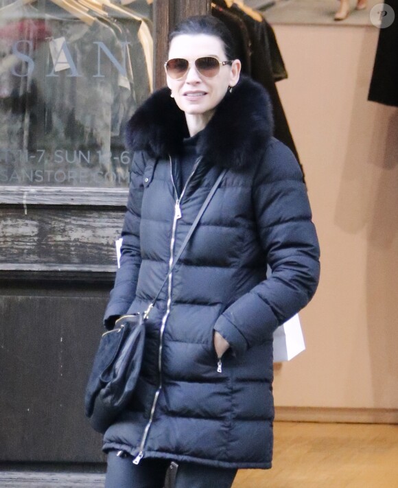 Exclusif - Julianna Margulies fait du shopping à New York, le 14 décembre 2016.