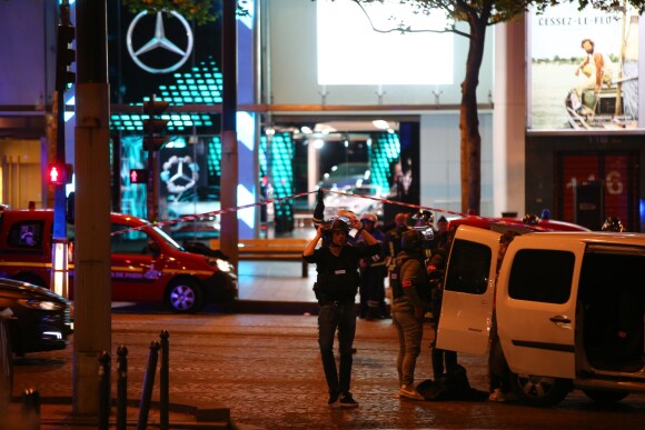L'avenue des Champs-Elysées bloquée par des policiers car des coups de feu à l'arme lourde ont été tirés à Paris, le 20 avril 2017. Un agent de police a été tué et un autre blessé lors de la fusillade. Un assaillant a été abattu.