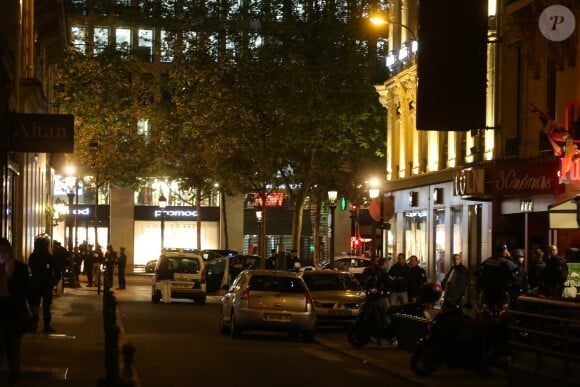 Policiers autour de l'avenue des Champs-Elysées bloquée car des coups de feu à l'arme lourde ont été tirés à Paris, le 20 avril 2017. Un agent de police a été tué et un autre blessé lors de la fusillade. Un assaillant a été abattu.