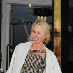 Exclusif - Pamela Anderson est allée rendre visite à son supposé compagnon Julian Assange à l'ambassade d'Equateur à Londres le 2 avril 2017.