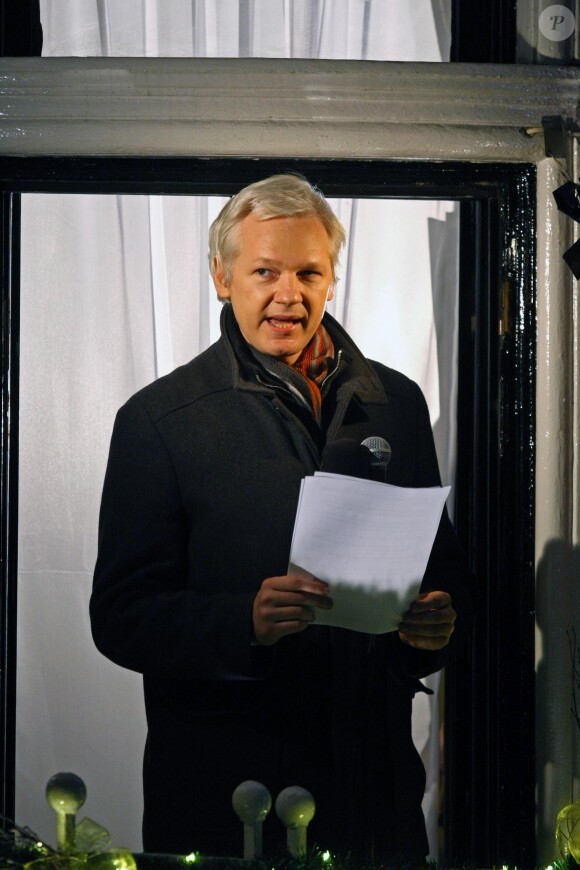 Julian Assange adresse ses voeux de Noël a ses supporters du balcon de l'ambassade de l'Equateur à Londres le 20 Decembre 2012.