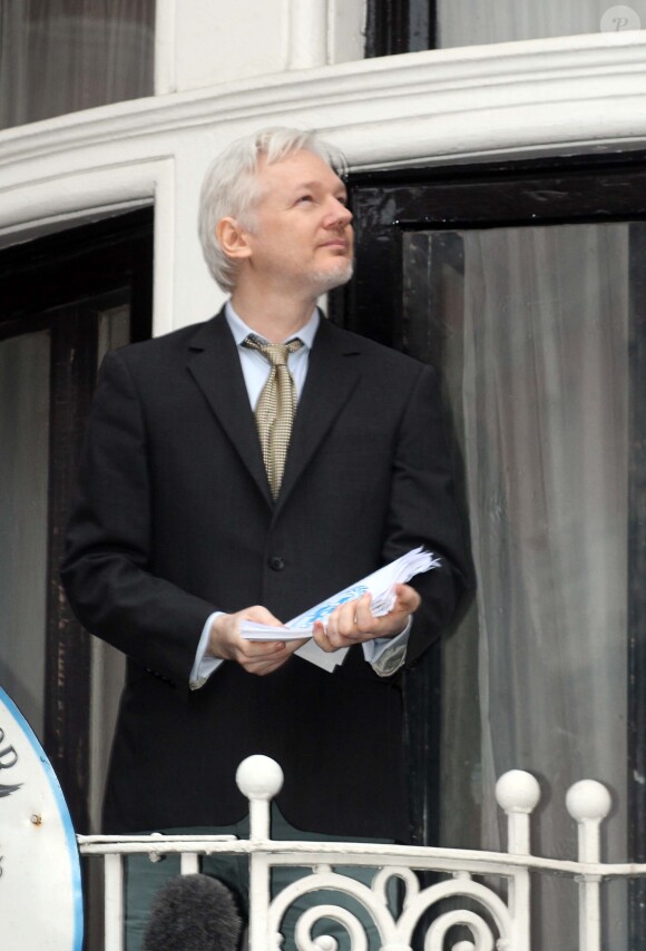 Julian Assange, le créateur de Wikileaks lors d'une conférence de presse d'un balcon à l'ambassade d'Equateur à Londres, le 5 février 2016.