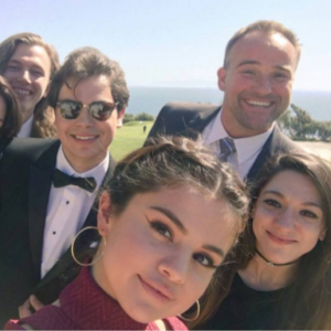 Selena Gomez prenait part le 21 avril 2017 au mariage de son ancien "grand frère" dans la série Les Sorciers de Waverly Place, David Henrie, et de sa compagne Maria Cahill, à Wilmington en Californie, retrouvant notamment ses anciens partenaires Jennifer Stone (à gauche), Jake T. Austin (avec les lunettes noires) et David DeLuise (à droite). Photo Instagram.