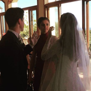 Selena Gomez prenait part le 21 avril 2017 au mariage de son ancien "grand frère" dans la série Les Sorciers de Waverly Place, David Henrie, et de sa compagne Maria Cahill, à Wilmington en Californie. Photo Instagram.