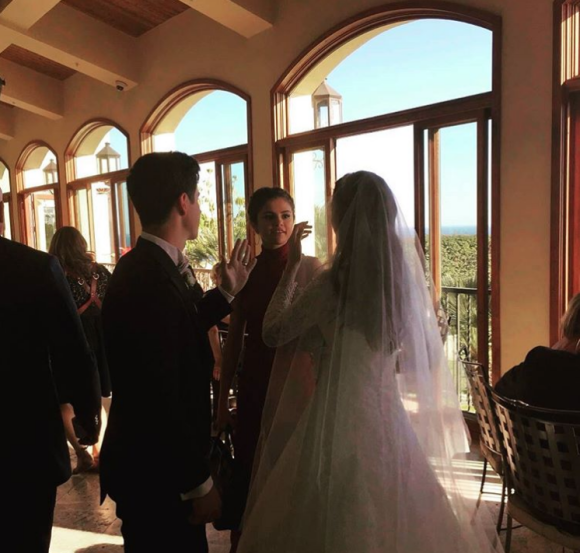 Selena Gomez prenait part le 21 avril 2017 au mariage de son ancien "grand frère" dans la série Les Sorciers de Waverly Place, David Henrie, et de sa compagne Maria Cahill, à Wilmington en Californie. Photo Instagram.