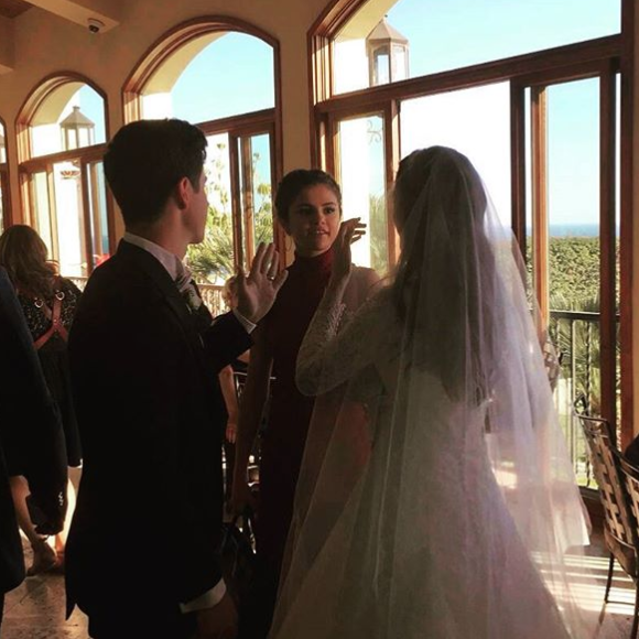 Selena Gomez prenait part le 21 avril 2017 au mariage de son ancien "grand frère" dans la série Les Sorciers de Waverly Place, David Henrie, et de sa compagne Maria Cahill, à Wilmington en Californie. Photo Instagram.