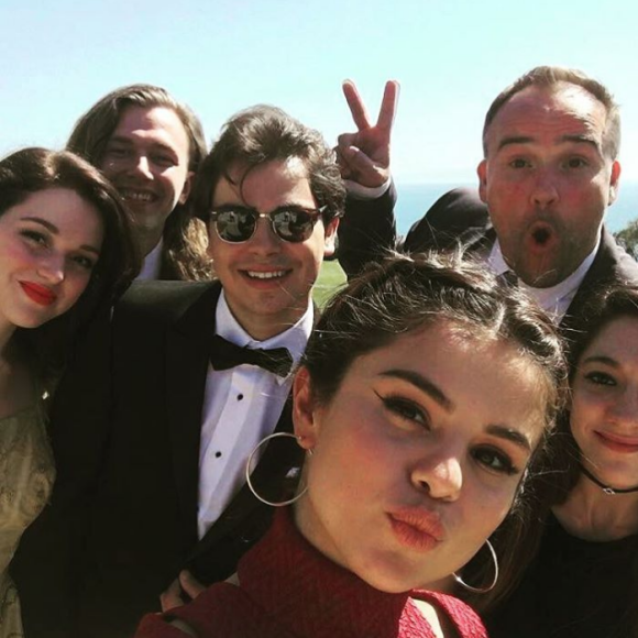 Selena Gomez prenait part le 21 avril 2017 au mariage de son ancien "grand frère" dans la série Les Sorciers de Waverly Place, David Henrie, et de sa compagne Maria Cahill, à Wilmington en Californie, retrouvant notamment ses anciens partenaires Jennifer Stone (à gauche), Jake T. Austin (avec les lunettes noires) et David DeLuise (à droite). Photo Instagram.